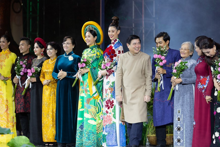En calidad de embajadora de imagen, la representante de Vietnam en Miss Universo 2019, Nguyen Tran Khanh Van, participa junto con otras ganadoras de concursos de belleza en la ceremonia inaugural del VII festival Ao Dai de Ciudad de Ho Chi Minh 2020. La séptima edición del Festival de Ao Dai (túnica tradicional de Vietnam) se desarrolla actualmente en Ciudad Ho Chi Minh con el tema “Amo el Ao Dai vietnamita”.Ao Dai es el traje tradicional de Vietnam, utilizado mayoritariamente por mujeres. Su versión actual es un traje largo ligeramente ceñido en la parte superior, que posee una túnica principalmente realizada en seda sobre unos pantalones. (Fuente: Vietnamplus) 