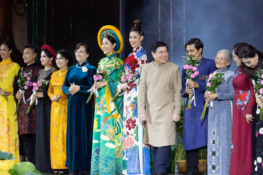 En calidad de embajadora de imagen, la representante de Vietnam en Miss Universo 2019, Nguyen Tran Khanh Van, participa junto con otras ganadoras de concursos de belleza en la ceremonia inaugural del VII festival Ao Dai de Ciudad de Ho Chi Minh 2020. La séptima edición del Festival de Ao Dai (túnica tradicional de Vietnam) se desarrolla actualmente en Ciudad Ho Chi Minh con el tema “Amo el Ao Dai vietnamita”.Ao Dai es el traje tradicional de Vietnam, utilizado mayoritariamente por mujeres. Su versión actual es un traje largo ligeramente ceñido en la parte superior, que posee una túnica principalmente realizada en seda sobre unos pantalones. (Fuente: Vietnamplus) 