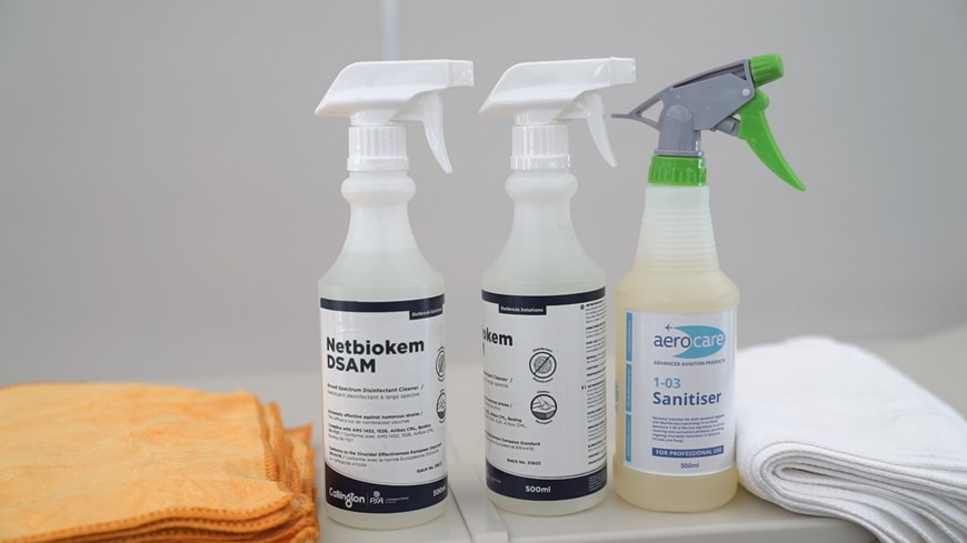 Una forma de evitar que los pasajeros cancelen sus planes de viaje es asegurarles que sus aviones estén lo más libre de posibles gérmenes. Los aviones se limpian con mayor frecuencia y más a fondo, utilizando productos químicos que se encuentran con mayor frecuencia en entornos de procesamiento de alimentos o atención médica. Los desinfectantes químicos están certificados por fabricantes de aviones y organizaciones médicas. El primer ministro de Vietnam, Nguyen Xuan Phuc, autorizó el traslado sin cargo de dos toneladas de Cloramina B y siete millones de tabletas de Aquatabs 67 miligramos para apoyar la lucha contra la epidemia en el país indochino. (Fuente: Vietnam+)