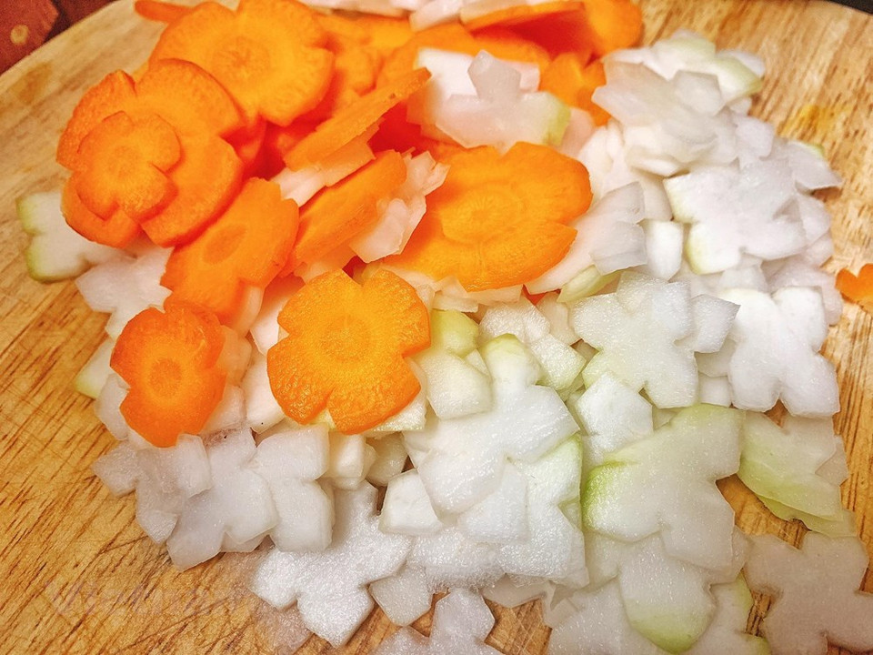 Hierbas frescas como lechuga, perilla, menta, cilantro y albahaca y verduras en escabeche rápido se sirven con el Bun Cha para agregar más sabores. Las verduras en escabeche pueden ser zanahoria, papaya verde o colinabo, o una combinación de todas ellas. Se cortan en trozos finos y pequeños, antes de sumergirlos en agua salada por un tiempo y luego enjuagarlos bien. Luego, las verduras se mezclan con sal, vinagre, chile, azúcar y ajo picado. Una comida completa de Bun Cha también necesita un plato separado de fideos de arroz, que deben sumergirse en la salsa y comerse junto con el cerdo a la parrilla, en un bocado completo a la vez. (Foto: VietnamPlus)