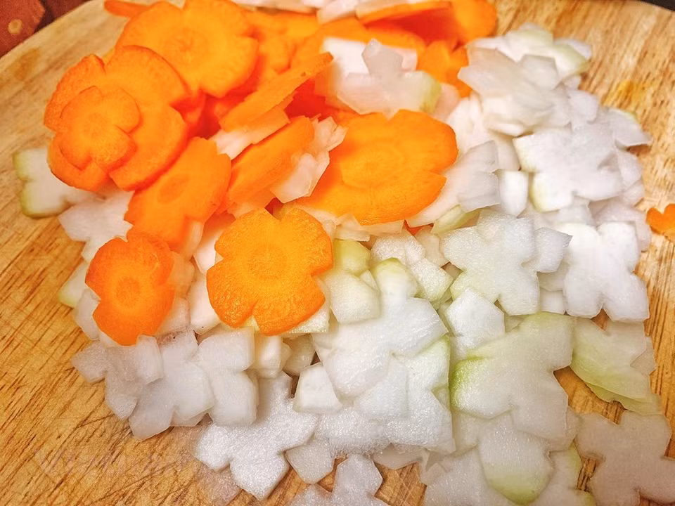 Hierbas frescas como lechuga, perilla, menta, cilantro y albahaca y verduras en escabeche rápido se sirven con el Bun Cha para agregar más sabores. Las verduras en escabeche pueden ser zanahoria, papaya verde o colinabo, o una combinación de todas ellas. Se cortan en trozos finos y pequeños, antes de sumergirlos en agua salada por un tiempo y luego enjuagarlos bien. Luego, las verduras se mezclan con sal, vinagre, chile, azúcar y ajo picado. Una comida completa de Bun Cha también necesita un plato separado de fideos de arroz, que deben sumergirse en la salsa y comerse junto con el cerdo a la parrilla, en un bocado completo a la vez. (Foto: VietnamPlus)