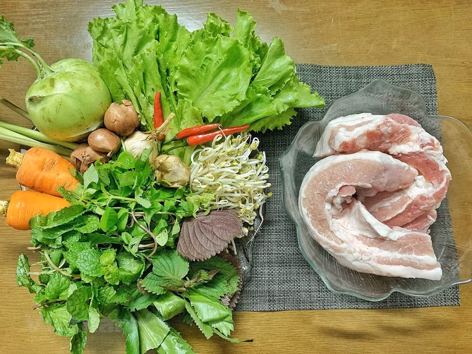 Receta: 500 gramos de panceta de cerdo blanda y grasosa, mejilla o brazo de picnic; 500 gramos de carne de cerdo molida (paleta de cerdo); bulbos de limoncillo, bulbos de cebollín, ajo, chile, papaya verde o colinabo, zanahoria, hierbas frescas, salsa de pescado, miel, salsa de soja, pimienta, vinagre, aceite de sésamo, salsa de ostras y otras especias. Se trata de uno de los platos clave de la capital, amado por los lugareños. El escritor Thach Lam, famoso por su prosa nostálgica sobre la antigua Hanoi, escribió en su libro “Ha Noi: 36 pho phuong” (Hanoi: 36 calles y gremios) que “el Bun Cha es el plato más importante y característico de Hanoi. Ningún lugar ofrece mejor Bun Cha que Hanoi. Todo el mundo, o al menos los conocedores de la comida, dirían eso”. (Foto: VietnamPlus)