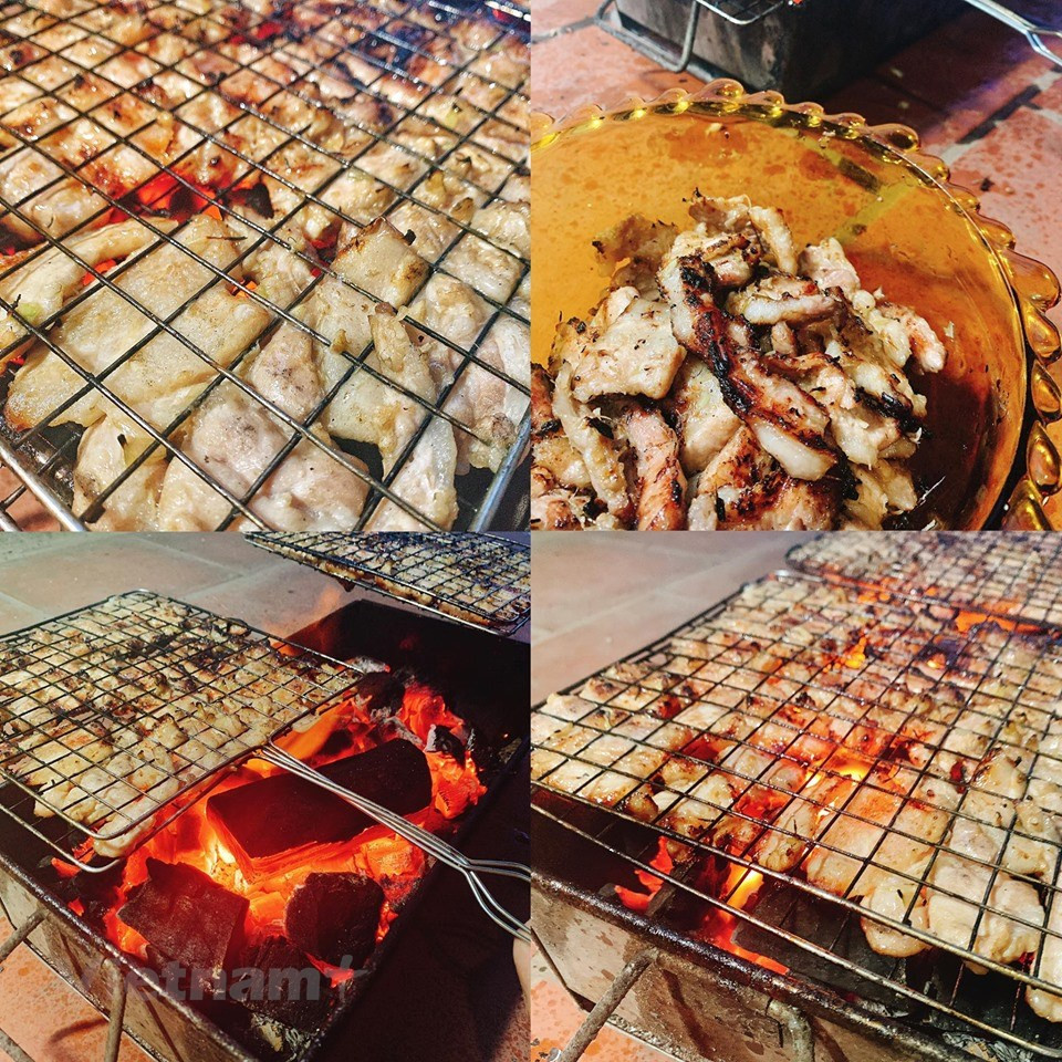 Después de marinarse, la carne de cerdo está lista para ser sujetada con palos de bambú o rejillas de alambre y luego asada a la parrilla sobre un fuego de carbón. La carne se cuece hasta que sus lados se vuelven de color amarillo oscuro o marrón. En los viejos tiempos, casi no había restaurantes que sirvieran este sabroso plato. Solo se encontró en las cestas de bambú tejidas a mano de los vendedores que deambulaban por las calles. Los lugares donde se detenían los vendedores solían estar llenos de un impresionante aroma a cerdo asado. Hoy en día, si uno ve un remolino de humo mientras conduce, es probable que sea un restaurante asando cerdo para Bun cha. El Bun Cha solía comerse en los días de verano ya que se come con muchas verduras, lo que dejaba a los comensales con una sensación de frescura que ayudaba a defenderse del calor veraniego. (Foto: VietnamPlus)
