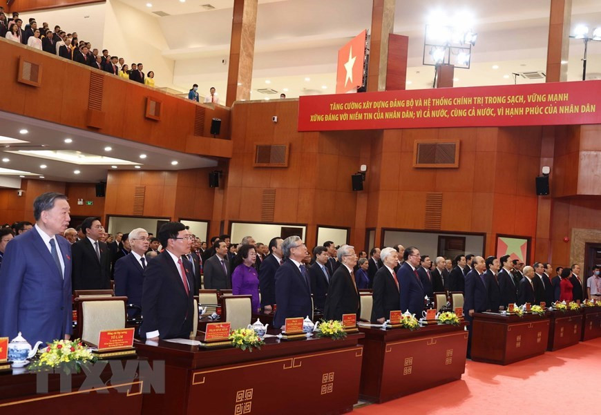 El miembro del Buró Político y primer ministro de Vietnam, Nguyen Xuan Phuc, junto con los exdirigentes y altos funcionarios del Partido y Estado participan en la XI Asamblea del Comité Partidista de Ciudad Ho Chi Minh para mandato 2020-2025 (Foto: VNA)