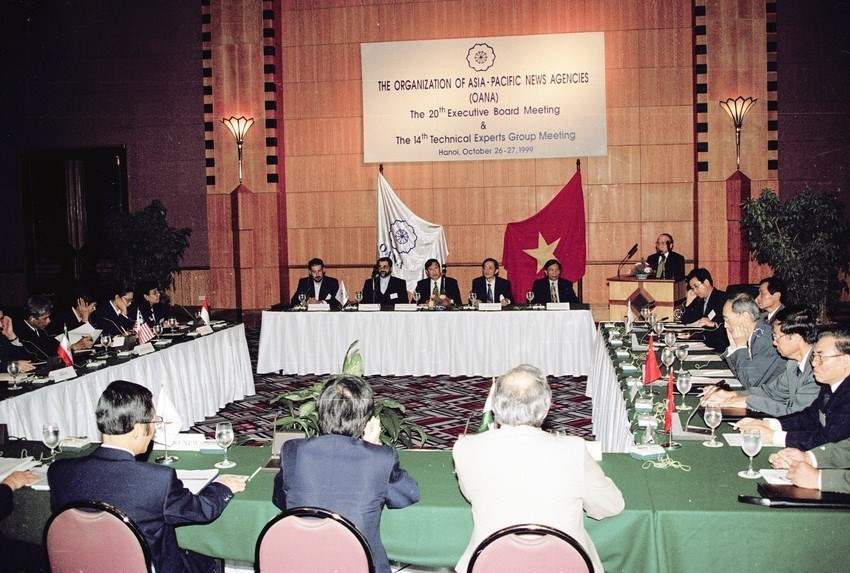La VNA organizó la XX Reunión del Comité Ejecutivo de OANA y la XIV Reunión del Grupo de Expertos Técnicos de esa organización de prensa regional en Hanoi, del 26 al 27 de octubre de 1999 (Foto: VNA)