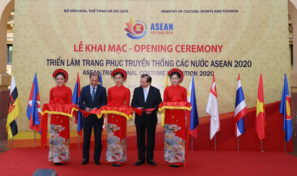 Viceministro de Cultura, Deportes y Turismo de Vietnam, Ta Quang Dong y evicecanciller vietnamita Nguyen Quoc Dung en la ceremonia de apertura de la exhibición.