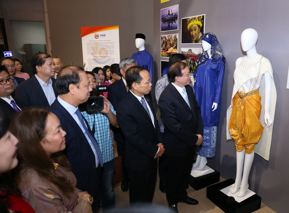  Viceministro de Cultura, Deportes y Turismo, Ta Quang Dong y los visitantes contemplan los trajes tradicionales de la ASEAN. 