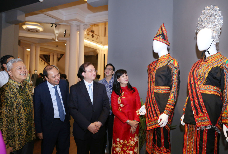 Viceministro de Cultura, Deportes y Turismo, Ta Quang Dong y los visitantes contemplan los trajes tradicionales de la ASEAN.