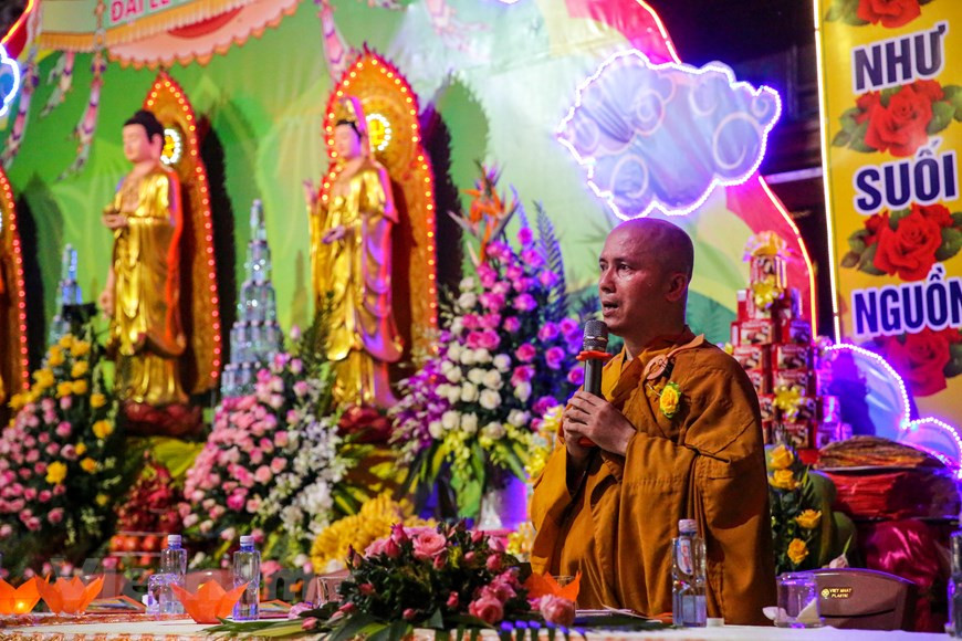Justo a las siete y media de la noche, la ceremonia de Vu Lan comenzó en un ambiente solemne dentro del lugar sagrado. El festejo se organizó bajo la presidencia del venerable Thich Dao Duyet, el abad de la pagoda de Ninh Tao. Este sitio es un famoso destino para los budistas de la provincia de Ha Nam, que atrae a muchos devotos espirituales de la región a sus eventos, especialmente esta ceremonia de Vu Lan que siempre tiene lugar en el decimoquinto día del séptimo mes lunar. Todos los participantes rezaron por la paz del pueblo y la salud de los padres, al expresar su gratitud a los antepasados.