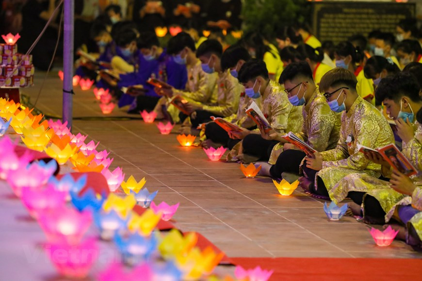 El Vu Lan es una de las tres festividades importantes del budismo. En Vietnam, el budismo siempre ha acompañado a la nación desde sus inicios, convirtiéndose en una parte indispensable de la historia nacional. En este año tan especial, los monjes y fieles, no solo de la pagoda de Ninh Tao, sino de todo el país, cumplen al pie de la letra las regulaciones en la prevención y control del COVID-19, lo que contribuirá a evitar la propagación del virus y estabilizar la vida de la población. Ello forma parte de los esfuerzos para lograr el “doble objetivo” del gobierno de garantizar el desarrollo socioeconómico y luchar contra la pandemia.