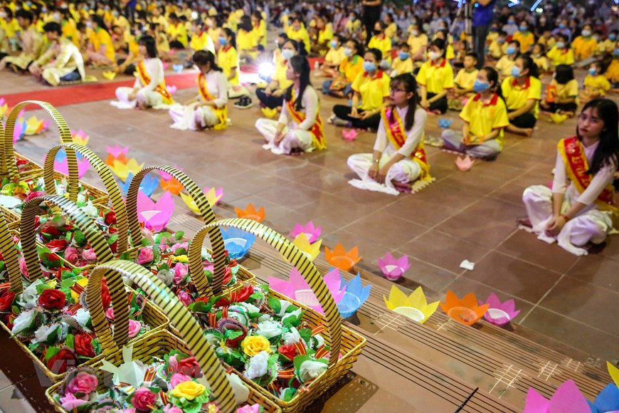 La parte más importante de la noche de Vu Lan es el momento en el que las chicas aparecen con una canasta, en la cual cargan flores de rosas para ponerlas después en la camisa de los participantes. Las rosas están diseñadas cuidadosamente con cuatro colores diferentes, el amarillo, el rojo, el rosado y el blanco. El primer tipo, el amarillo, se destina a los monjes, el rojo para aquellos que aún tienen a sus padres con vida, el rosado es para las personas a las que les queda un solo progenitor y el blanco para aquellos que perdieron a ambos.