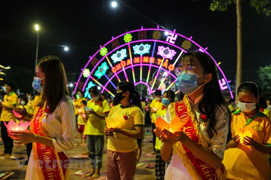 En medio del COVID-19, los rituales de la ceremonia de Vu Lan en la pagoda de Ninh Tao se realizan brevemente, pero en un ambiente respetuoso y emotivo. El Vu Lan sobrepasó al acto religioso para ser una ceremonia cultural popular, mediante la cual cada persona expresa su gratitud a los antepasados, en particular, así como a la Patria y la sociedad, en general. Originado de la leyenda sobre el bodhisatva Mandglyayana, uno de los apóstoles más destacado del Buda, quien salvó a su madre de encarnarse en un demonio hambriento, el Vu Lan se convirtió en un festejo anual para agradecer uno de los cuatro grandes favores que cada ser humano disfruta en su vida.