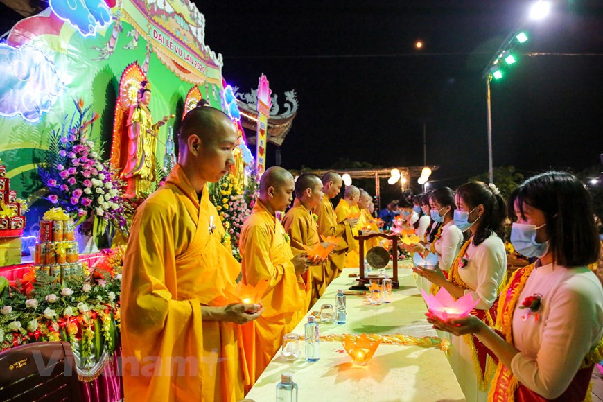 Cientos de velas pasan por las manos de los budistas para crear un espacio brillante con colores lindos. Miles de budistas, juntos con participantes, tienen oportunidad de contemplar una ceremonia sumamente majestuosa, tan solemne, sedentaria y llena de emociones, donde se siente el gran amor por sus padres y madres a través de las canciones y los mandamientos de los grandes maestros. En esta ocasión, los vietnamitas brindan también ofrendas a las almas errantes, o sea, los fallecidos sin hijos que no disfrutan del amor y la gratitud filiales. Todos expresan una cultura espiritual tan rica del país ubicado noblemente en el Sudeste Asiático. 