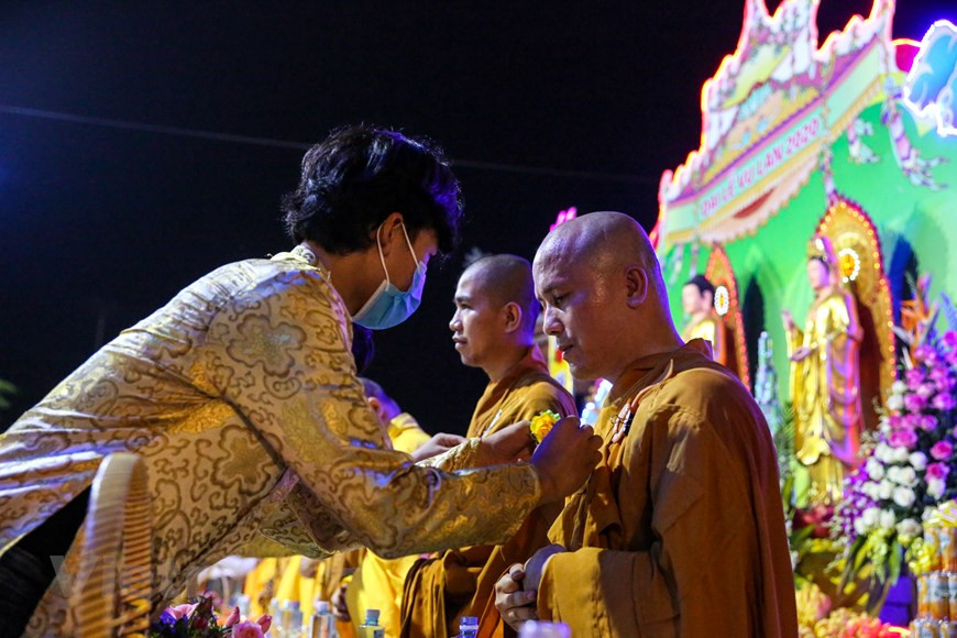 Durante muchos años, la pagoda de Ninh Tao ha mantenido la organización de la ceremonia solemne de Vu Lan, atrayendo así la atención y asistencia de budistas y personas de muchas ciudades y provincias remotas. Especialmente, esta es una ceremonia que cuenta con la participación de muchos jóvenes y adolescentes. No importa si son jóvenes o mayores, niños o niñas, quienes asisten a la ceremonia de Vu Lan son respetuosos y están emocionados al recibir la rosa. Independientemente del color de la flor, la mente de la gente siempre se inclina hacia los padres y desea las bendiciones para ellos.