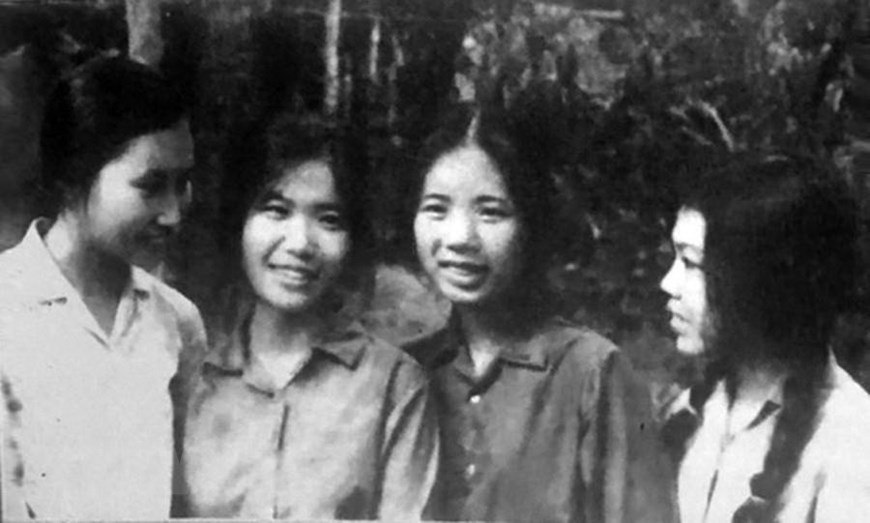 La periodista Thuy (derecha), una de las cuatro reporteras femeninas de guerra de la AIL en el campo de batalla central en 1973. (Fuente: Archivos de VNA)