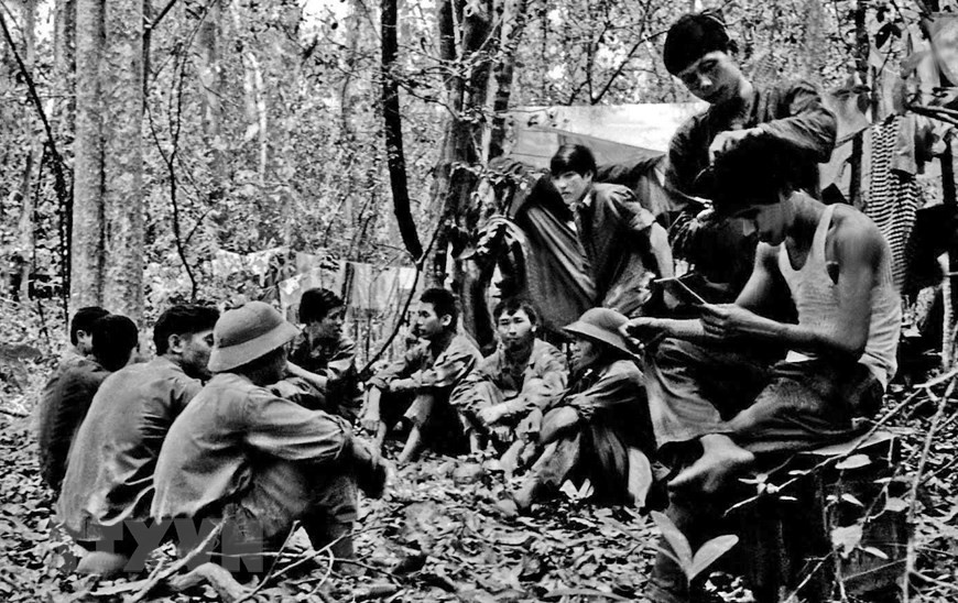 Una parada del grupo de reporteros de VNA camino a la Campaña Ho Chi Minh para apoyar a la AIL. (Fuente: Archivos de VNA)
