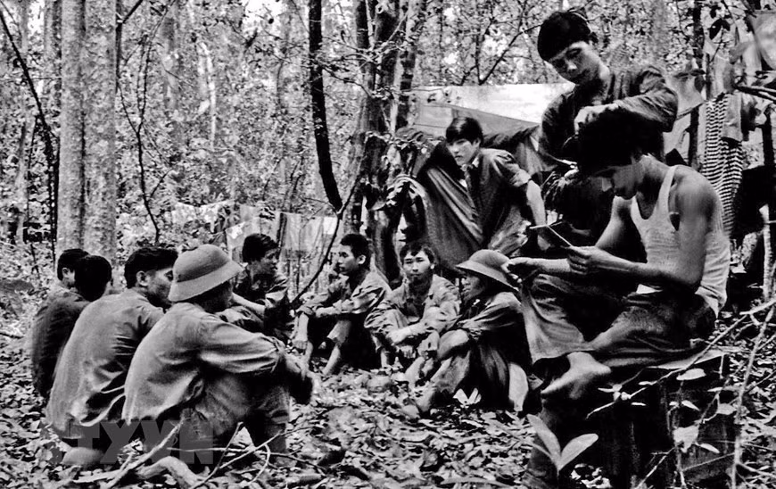 Una parada del grupo de reporteros de VNA camino a la Campaña Ho Chi Minh para apoyar a la AIL. (Fuente: Archivos de VNA)