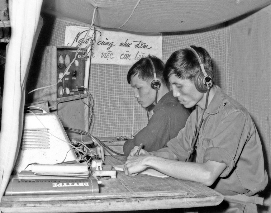 Tras más de 15 años de fundación y desarrollo (1960-1975), la AIL, a pesar de numerosas mudanzas bajo las bombas, siempre mantuvo los "vasos circulantes" de información y estuvo presente en la mayoría de los puntos críticos en el campo de batalla del Sur. En la foto: Telegrafista B8 de la AIL (Fuente: Archivos de AIL)
