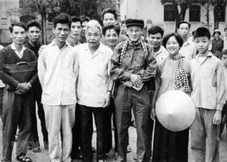 Durante los años de la guerra de resistencia contra Estados Unidos, la VNA envió más de 450 funcionarios, reporteros, editores, personal técnico para el campo de batalla del sur, Laos, Camboya, en el que la mayor disipación provino de la clase GP10. (Fuente: Archivos de VNA) En la foto: Familia y colegas del periodista Tran Thanh Xuan (con sombrero, líder del grupo GP10) despiden al grupo antes de entrar al campo de batalla en el sur. (Fuente: Archivos de VNA)