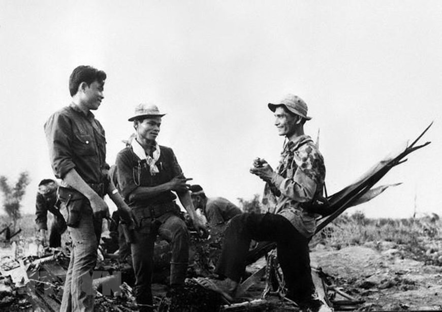 Foto: el fotoperiodista Phong Van (seudónimo Chinh Van) de la AIL informa sobre las guerrillas en la comuna de An Phu, distrito de Cu Chi, después que derribaron aviones estadounidenses, abril de 1975. (Fuente: Nguyen Duc Canh / AIL)