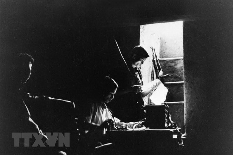El equipo de telegrafistas de la Agencia de Noticias Liberation envía noticias a la sede durante los días de guerra. (Foto: archivos VNA)