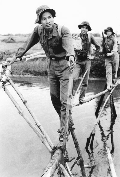 Los reporteros de la VNA siempre estuvieron presentes en los frentes más calientes. En la foto (de izquierda a derecha): Los reporteros Chu Chi Thanh, Tran Mai Huong, Phan Van Minh en la campaña de Quang Tri, 1973. (Fuente: Archivos de VNA)