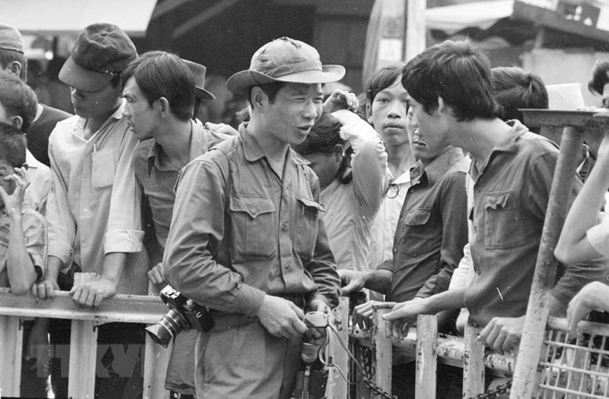 Foto: El reportero Dinh Quang Thanh de la VNA recopila informaciones de los pobladores de Saigon en el día de la liberación, 30 de abril de 1975 (Fuente: archivos de VNA).