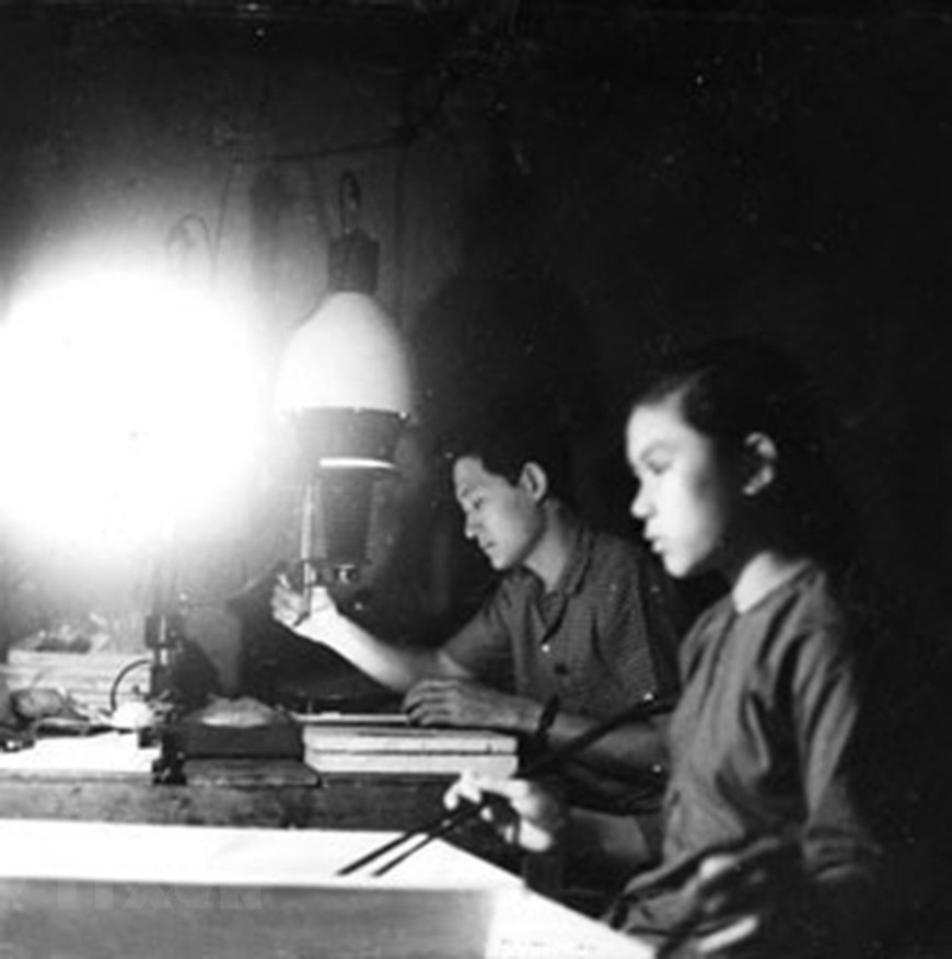 En el campo de batalla en el Sur, los reporteros y telegrafistas de la AIL se mantuvieron firmes en áreas extremadamente feroces, operando en la situación más difícil. Foto: Un equipo de personal de impresión de fotografías de la AIL (Fuente: archivos de la AIL)