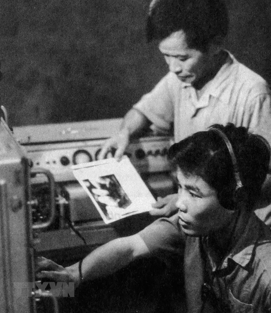 Los técnicos de la Agencia Informativa de Liberación (AIL) prueban el sistema de telefoto más moderno de Vietnam en ese momento (año 1974), suministrado por la República Democrática Alemana. (Fuente: Archivos de VNA)