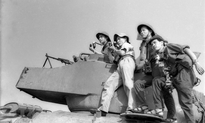 Foto: Reporteros de la AIL trabajando en el campo de batalla de Cu Chi. (Fuente: archivos de AIL)