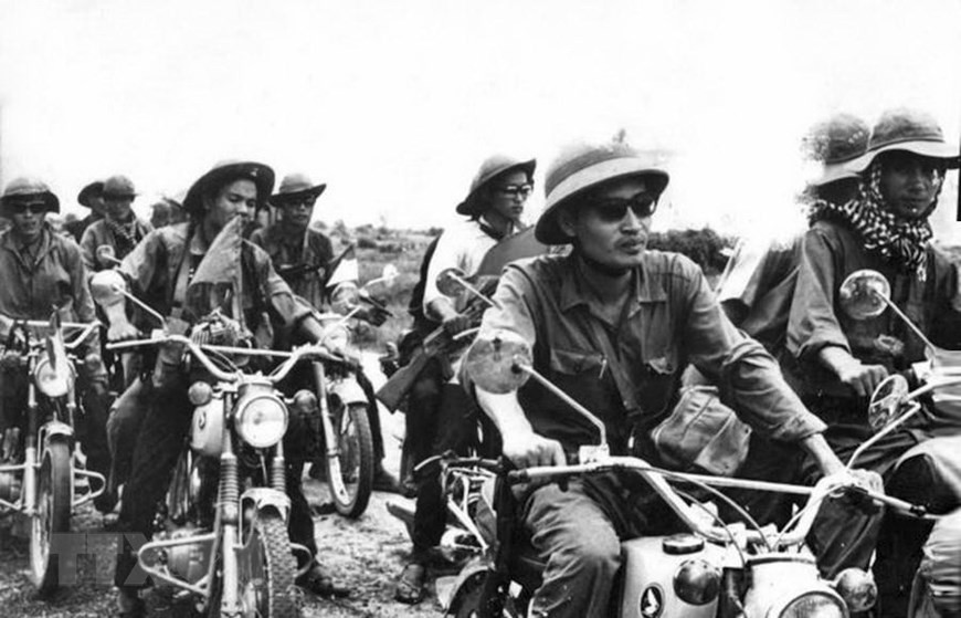 Foto: Reporteros de la VNA y la AIL en la entrada a Saigon, temprano en la mañana, 30 de abril de 1975 (Fuente: archivos de VNA)