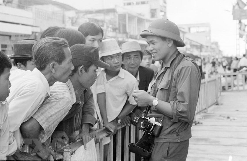 Foto: El reportero Hua Kiem de VNA se encuentra con el pueblo de Saigon para reportar y tomar fotografías sobre la victoria de la histórica Campaña de Ho Chi Minh en 1975, que liberó el Sur y reunificó el país. (Fuente: archivos de VNA)