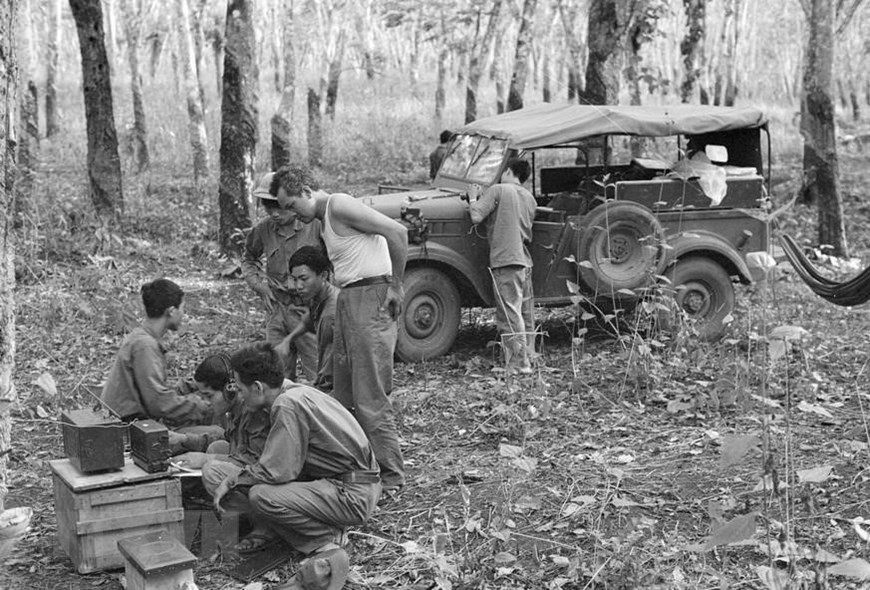 Durante la histórica Campaña de Ho Chi Minh, la AIL desplegó dos brigadas de periodistas, quienes junto con sus colegas de la VNA, siguieron de cerca a las principales unidades armadas, reportando rápidamente sobre los combates y la situación del campo de batalla. Foto: Un grupo de reporteros de la VNA informa sobre la Campaña de Ho Chi Minh, abril de 1975. (Fuente: archivos de VNA)