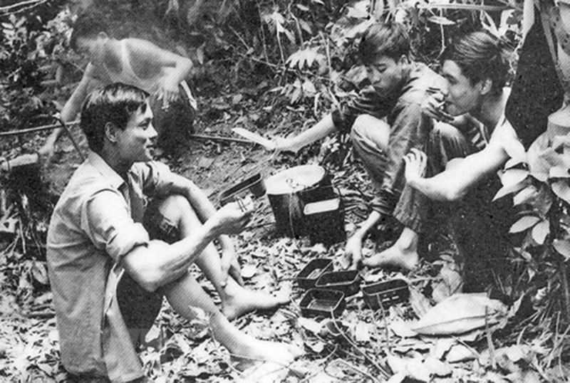 Minutos de descanso en medio de la marcha de los reporteros del grupo GP 10 (de izquierda a derecha): Trong Nghiep (segundo), Huu Oai, Sy Huynh (1973). (Fuente: Archivos de VNA)