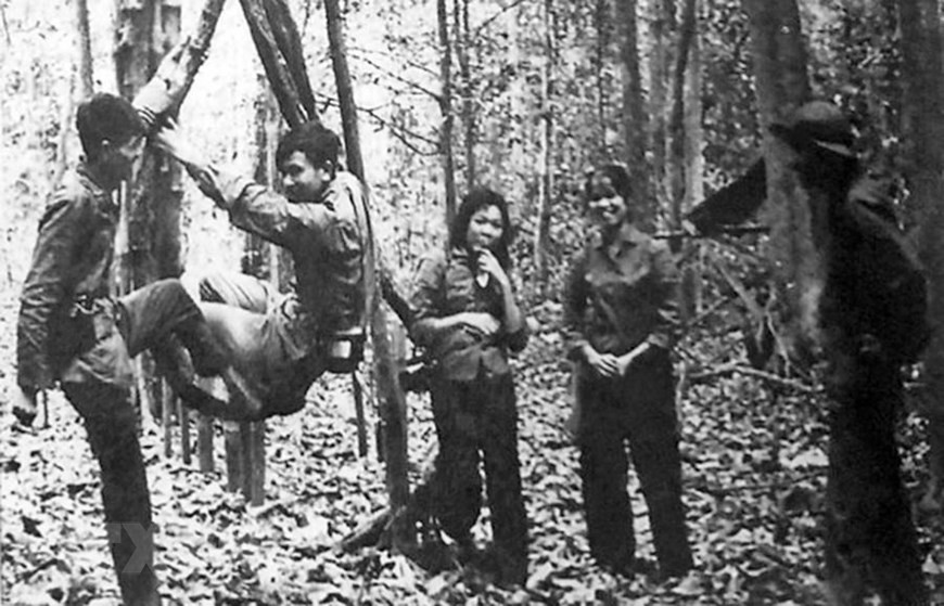 GP10, el grupo con más de 150 oficiales, reporteros y personal técnico, fue la clase de corresponsales de campo de batalla con la mayor escala y calidad de la VNA que ayudaron a la AIL desde finales de marzo de 1973 cuando el campo de batalla del Sur se encontraba en la etapa más ardua. En la foto: La periodista Trieu Thi Thuy y los reporteros del grupo GP10 se dirigen al campo de batalla del sur para prestar ayuda a la AIL, marzo de 1973. (Fuente: Archivos de VNA)