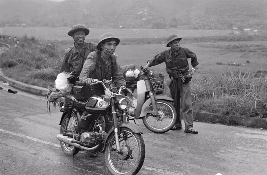 Foto: Los reporteros de VNA Tran Mai Huong, Ngoc Dan y Hoang Thieu cruzan el paso de Hai Van para testimoniar la liberación de Da Nang, el 29 de marzo de 1975 (Fuente: Lam Hong Long / VNA).