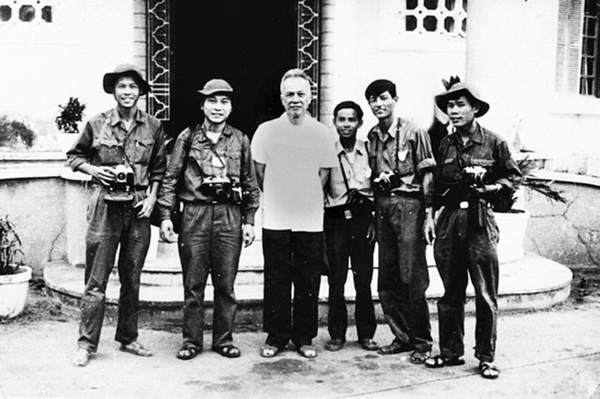 Corresponsales de AIL y el presidente del Comité Central del Frente de Liberación del Sur, Nguyen Huu Tho. (Fuente: Archivos de AIL)