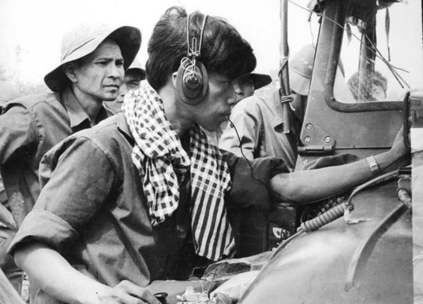 *La Agencia Informativa de Liberación nació en 1960 en el Sur de Vietnam para responder a la demanda del nuevo período de resistencia contra la invasión extranjera. Un año después de la reunificación nacional, el 12 de mayo de 1976, la VNA y la AIL se fusionaron en una sola agencia noticiosa nacional. Los telegrafistas de VNA trabajan en la provincia de Tay Ninh para emitir la noticia de que el presidente de Vietnam del Sur, Duong Van Minh, anunció su rendición el 30 de abril de 1975 (Fuente: archivos de VNA).