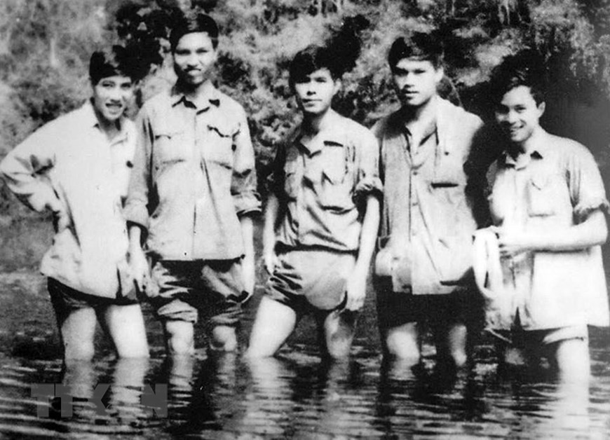 El grupo de reporteros de la VNA, brindando ayuda a la AIL en el campo de batalla del Sur en la zona de Ma Da (Dong Nai) a principios de 1974 (Fuente: Archivos de AIL)