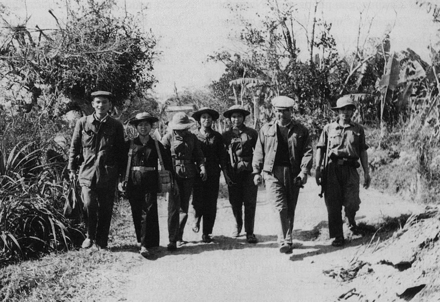 Do Phuong, el entonces editor en jefe adjunto de VNA, y reporteros en un viaje a Quang Tri (1973). (Fuente: Archivos de VNA)