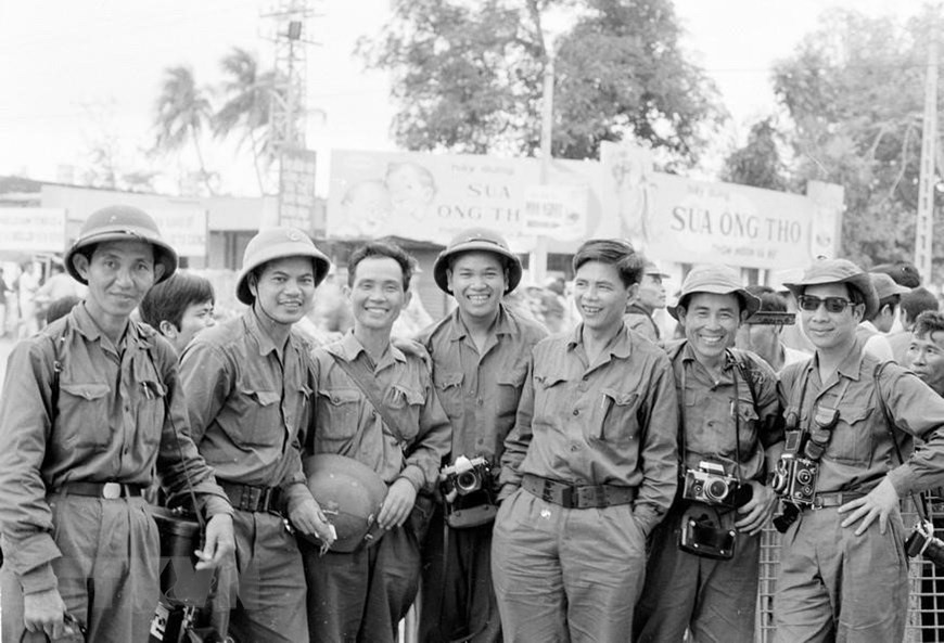 Durante 15 años (1960-1975), los reporteros de la Agencia Informativa de Liberación y la Agencia Vietnamita de Noticias siempre colaboraron y estuvieron presentes en todas las batallas para informar de inmediato las hazañas de los soldados vietnamitas. Foto: Reporteros de la AIL y la VNA en la Campaña de Ho Chi Minh, abril de 1975. (Fuente: archivos de VNA)