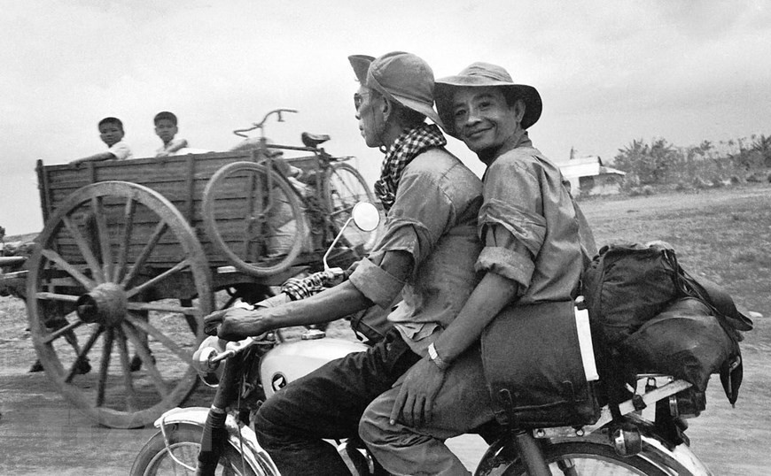 Foto: El reportero de la AIL Nguyen Duc Giap (detrás) y su colega en camino hacia Saigon durante la Campaña de Ho Chi Minh, abril de 1975 (Fuente: archivos de AIL)