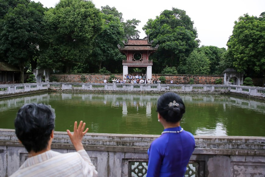 “En comparación con otras obras de Van Mieu, Khue Van Cac se construyó mucho después, en 1805. Aquí se conservaban las mejores escrituras de los exámenes nacionales. También reunía a los literatos para crear, recitar o apreciar los versos de mayor prestigio”, afirmó Nguyen Thi Bich Ha profesora de la Universidad Pedagógica de Hanoi. A continuación se encuentra el lago Thien Quang que con su forma cuadrada simboliza la tierra y contrasta con la redondez de las ventanas del pabellón, representante del cielo. Thien Quang significa la luz celestial e implica un punto de convergencia de los conocimientos del pueblo. Los exámenes finales se rendían en esta área, de ahí la razón de su nombre. (Fuente: Vietnamplus)