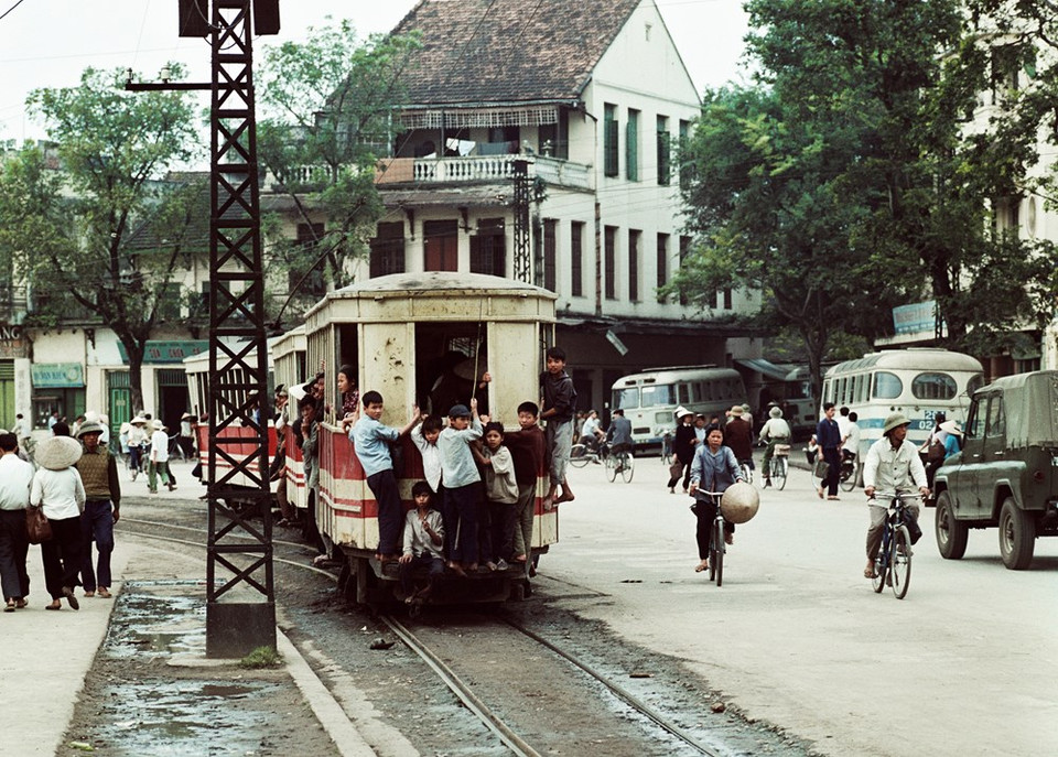 La exhibición presenta 130 fotos en blanco y negro y a color tomadas por Billhardt durante sus seis viajes a Vietnam. La exposición trae a los visitantes imágenes realistas sobre un Hanoi con momentos cotidianos, simples y emocionales durante el período 1967-1975.