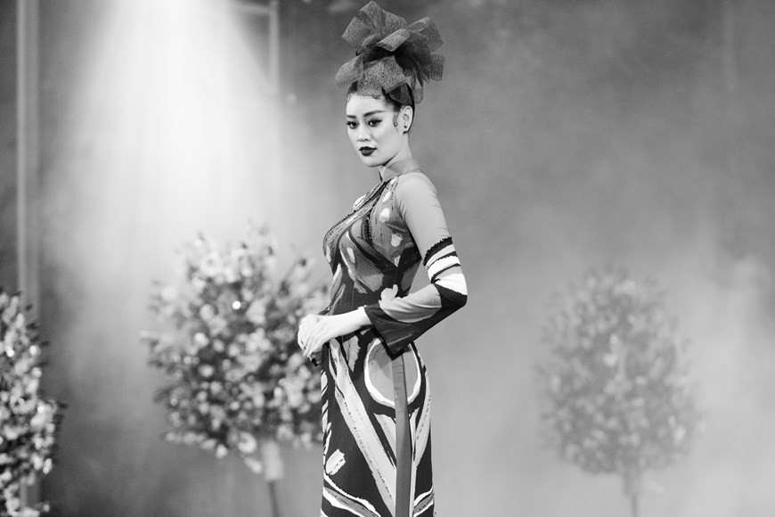 Nacida en 1995, Nguyen Tran Khanh Van, oriunda de Ciudad Ho Chi Minh, mide 1,75 metros de estatura y posee las medidas 83-60-90. La joven vietnamita se lució con la corona del Miss Universo Vietnam 2019 tras superar a otras 44 candidatas en la ronda final celebrada en la ciudad costera de Nha Trang. Con el tema "Colores del mar", Miss Universe Vietnam 2019 es uno de los programas oficiales más destacados que se encuentran entre las actividades de promoción turística del Año Nacional del Turismo de Vietnam. El concurso se propone honrar la belleza atractiva, la voluntad, la valentía y la inteligencia de las mujeres vietnamitas en la nueva era. (Fuente: Vietnamplus) 