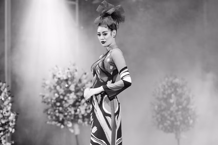 Nacida en 1995, Nguyen Tran Khanh Van, oriunda de Ciudad Ho Chi Minh, mide 1,75 metros de estatura y posee las medidas 83-60-90. La joven vietnamita se lució con la corona del Miss Universo Vietnam 2019 tras superar a otras 44 candidatas en la ronda final celebrada en la ciudad costera de Nha Trang. Con el tema "Colores del mar", Miss Universe Vietnam 2019 es uno de los programas oficiales más destacados que se encuentran entre las actividades de promoción turística del Año Nacional del Turismo de Vietnam. El concurso se propone honrar la belleza atractiva, la voluntad, la valentía y la inteligencia de las mujeres vietnamitas en la nueva era. (Fuente: Vietnamplus) 