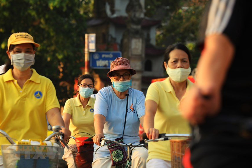 Los capitalinos utilizan mascarillas para hacer ejercicio por la mañana. (Foto: VNA)
