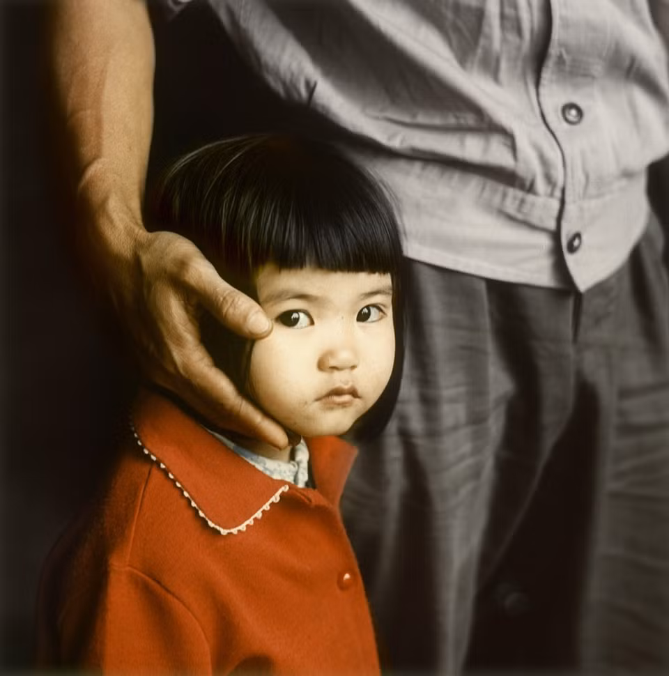 A través de la lente de Billhardt, Hanoi es la alegría de dar la bienvenida a un niño nacido en tiempos de guerra, refugios contra bombas construidos en las calles, figuras humanas bajo la lluvia, imágenes de pilotos estadounidenses que recibían cartas de su familia en el cárcel, o sea rostros inocentes de niños, las pequeñas alegrías y tristezas de los pobladores hanoyenses a lo largo de la guerra.