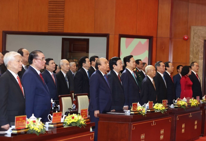 El miembro del Buró Político y primer ministro de Vietnam, Nguyen Xuan Phuc, junto con los exdirigentes y altos funcionarios del Partido y Estado participan en la XI Asamblea del Comité Partidista de Ciudad Ho Chi Minh para mandato 2020-2025 (Foto: VNA)