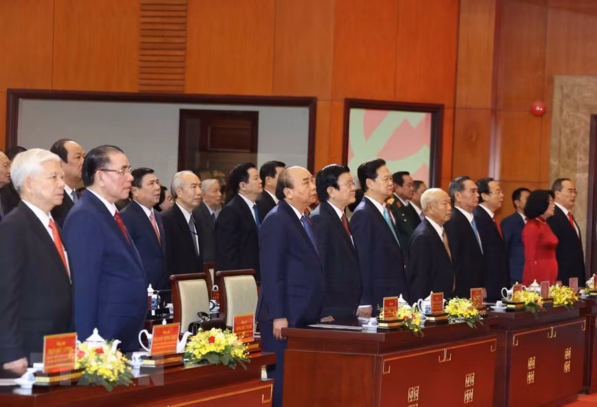 El miembro del Buró Político y primer ministro de Vietnam, Nguyen Xuan Phuc, junto con los exdirigentes y altos funcionarios del Partido y Estado participan en la XI Asamblea del Comité Partidista de Ciudad Ho Chi Minh para mandato 2020-2025 (Foto: VNA)
